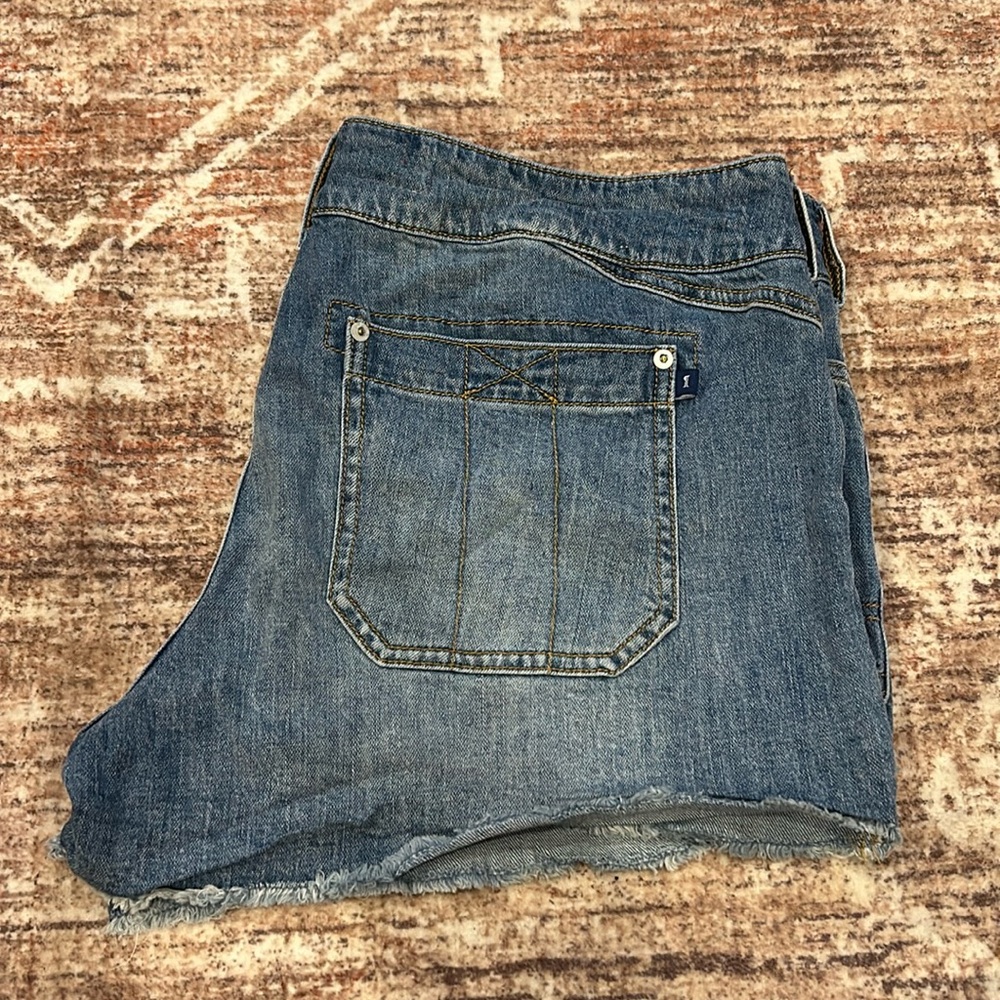 Mid rise shorts